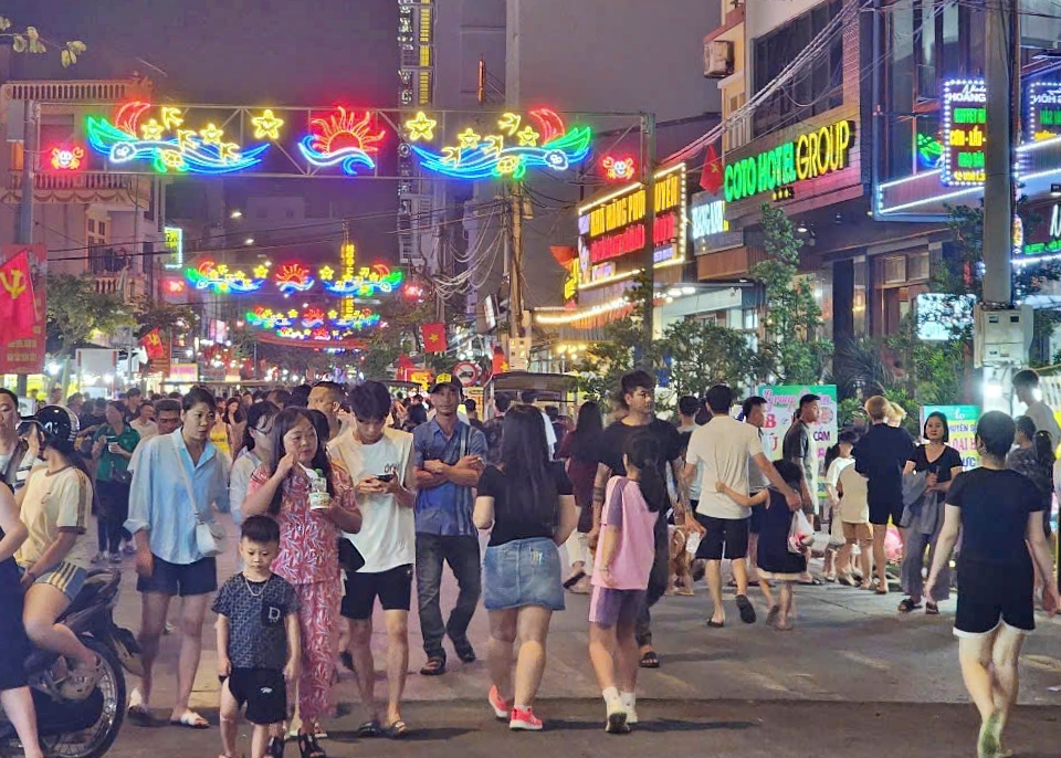 Du lịch Cô Tô - phố đi bộ Ký Con